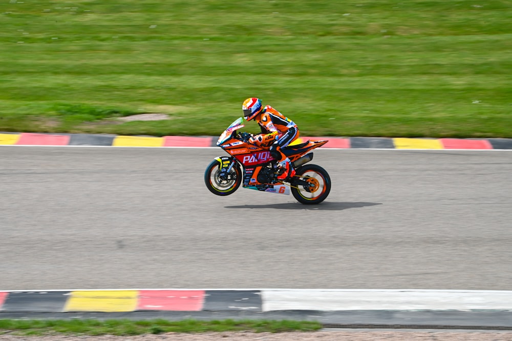 競馬場でバイクに乗っている人