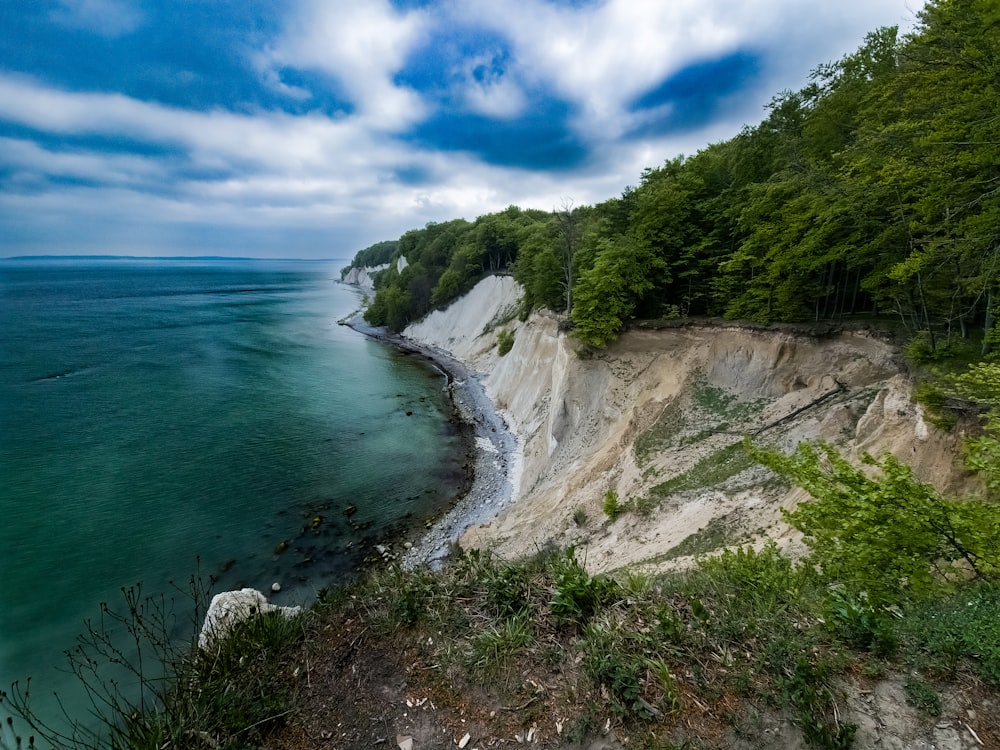 a cliff overlooks the ocean on a cloudy day