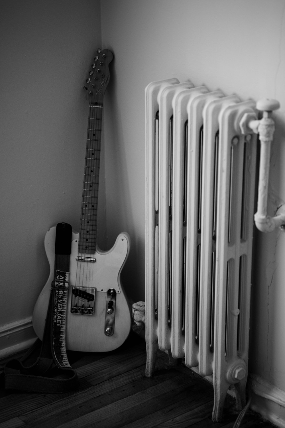 una guitarra y un radiador en una habitación