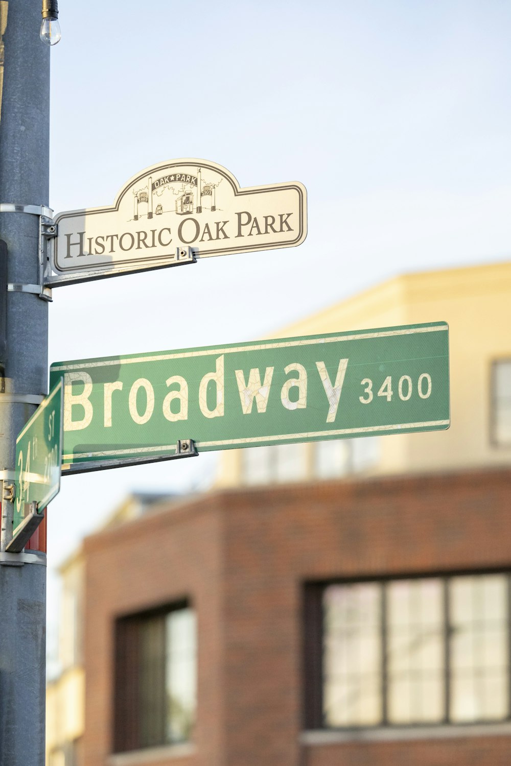a street sign for broadway and historic oak park