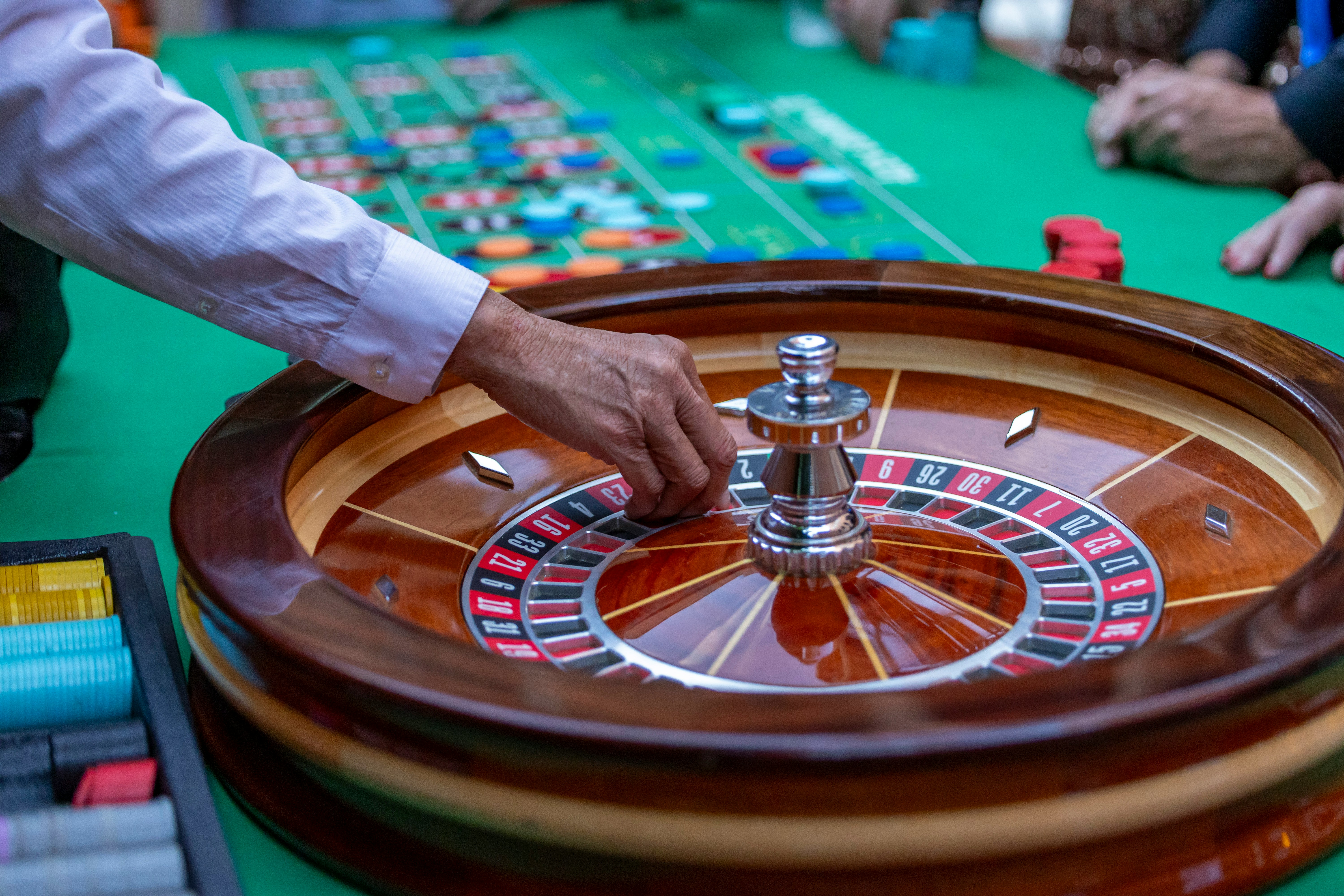 Chat Says 'Dealer's Hot,' Dealer Says Nothing: Inside the Folklore of America's Live Dealer Lobbies