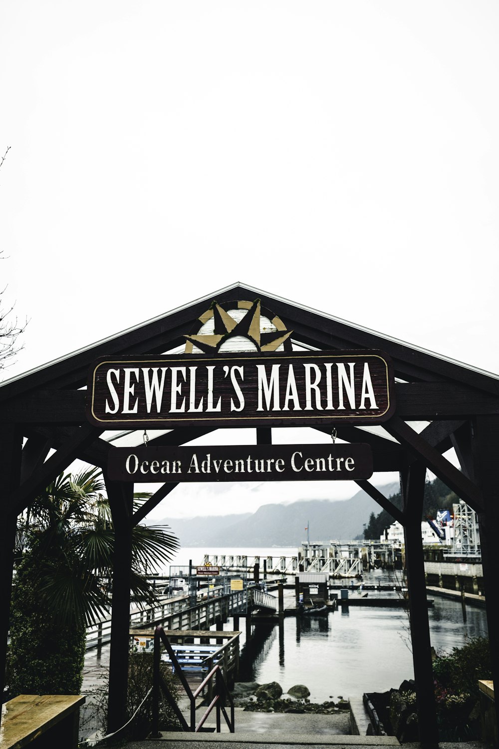 Un letrero que dice Sewell's Marina Ocean Adventure Centre