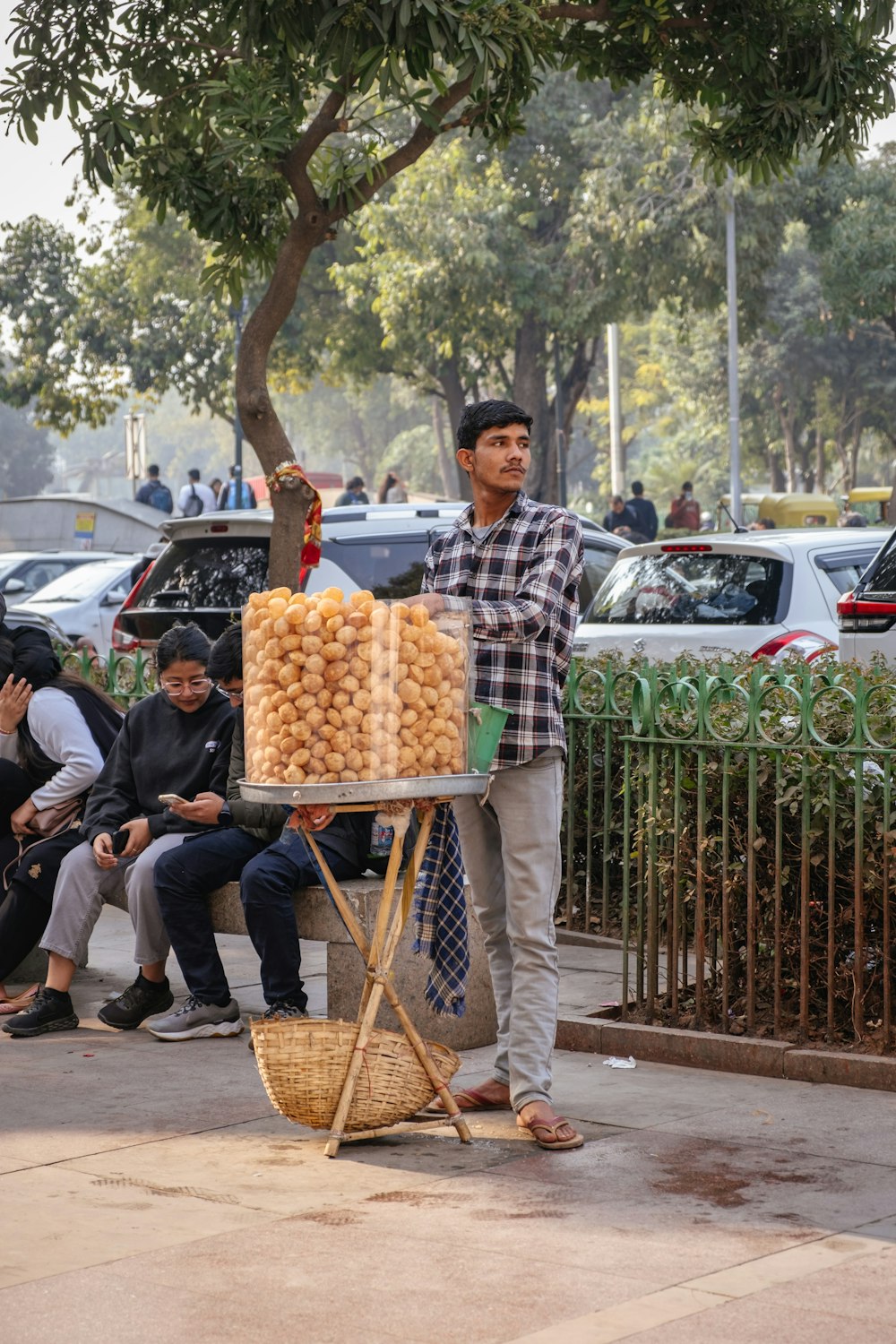 um homem vendendo comida em uma esquina
