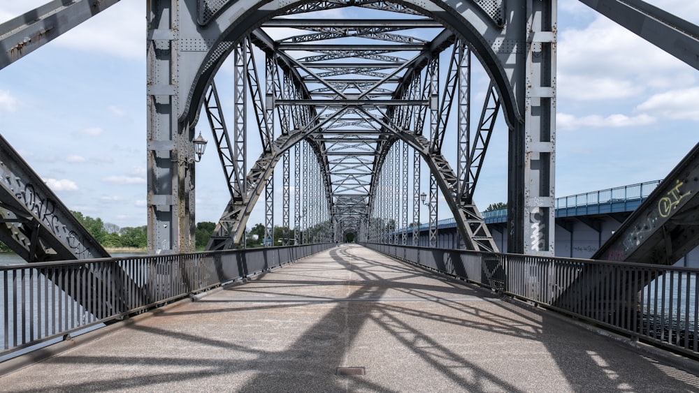 uma ponte que está passando por cima de um corpo d'água