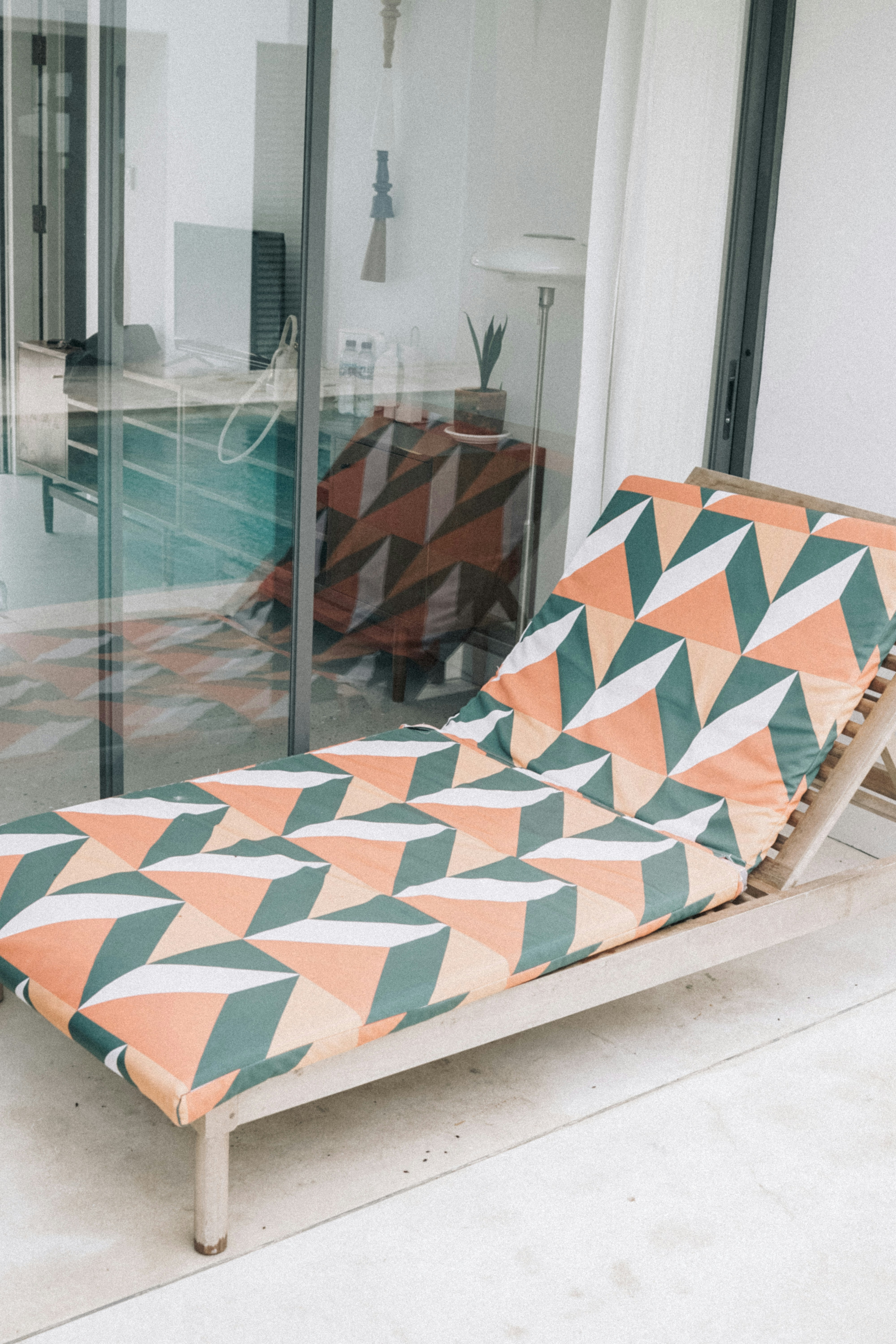 建物の外にある長椅子