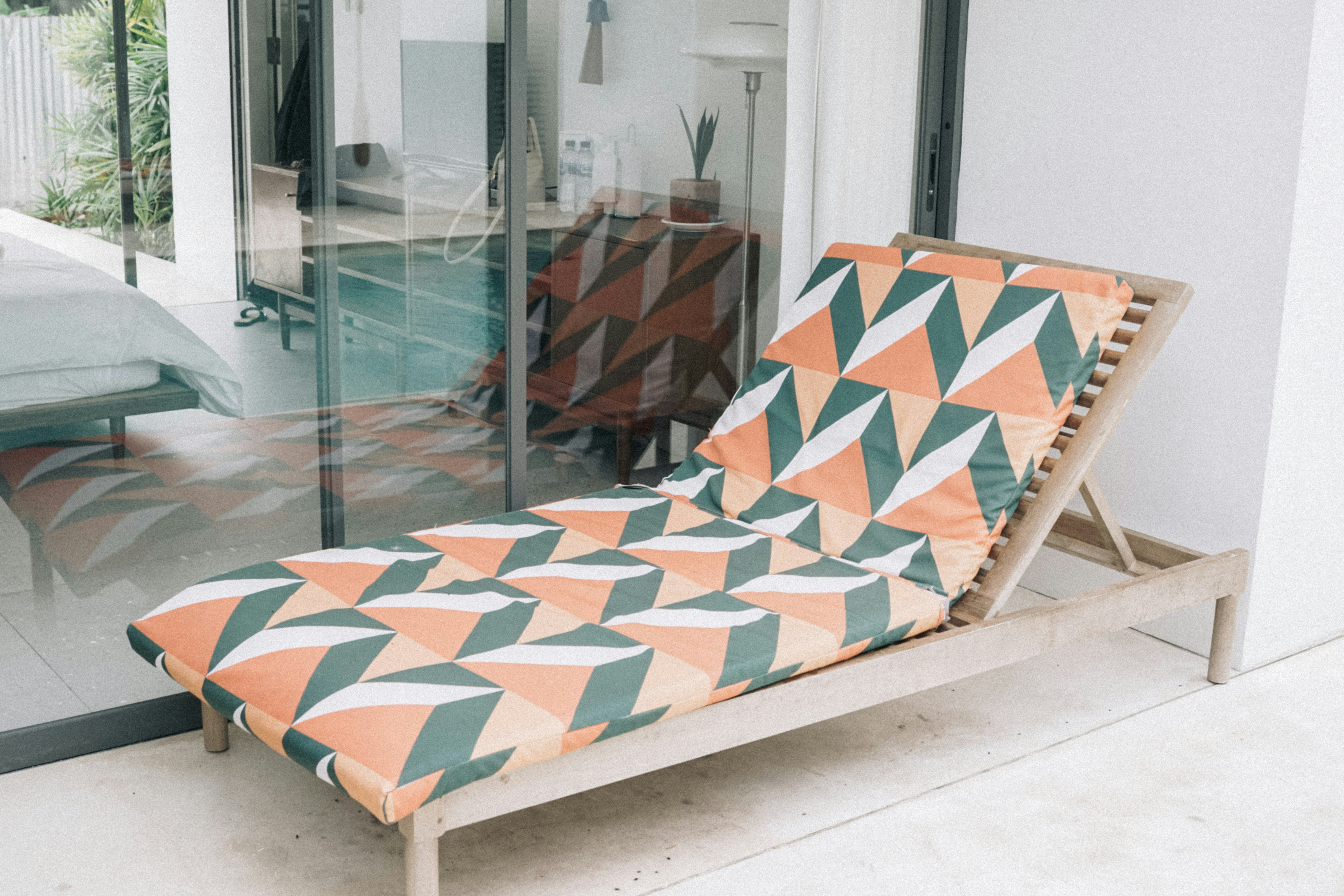 ガラスの引き戸の前に座る長椅子