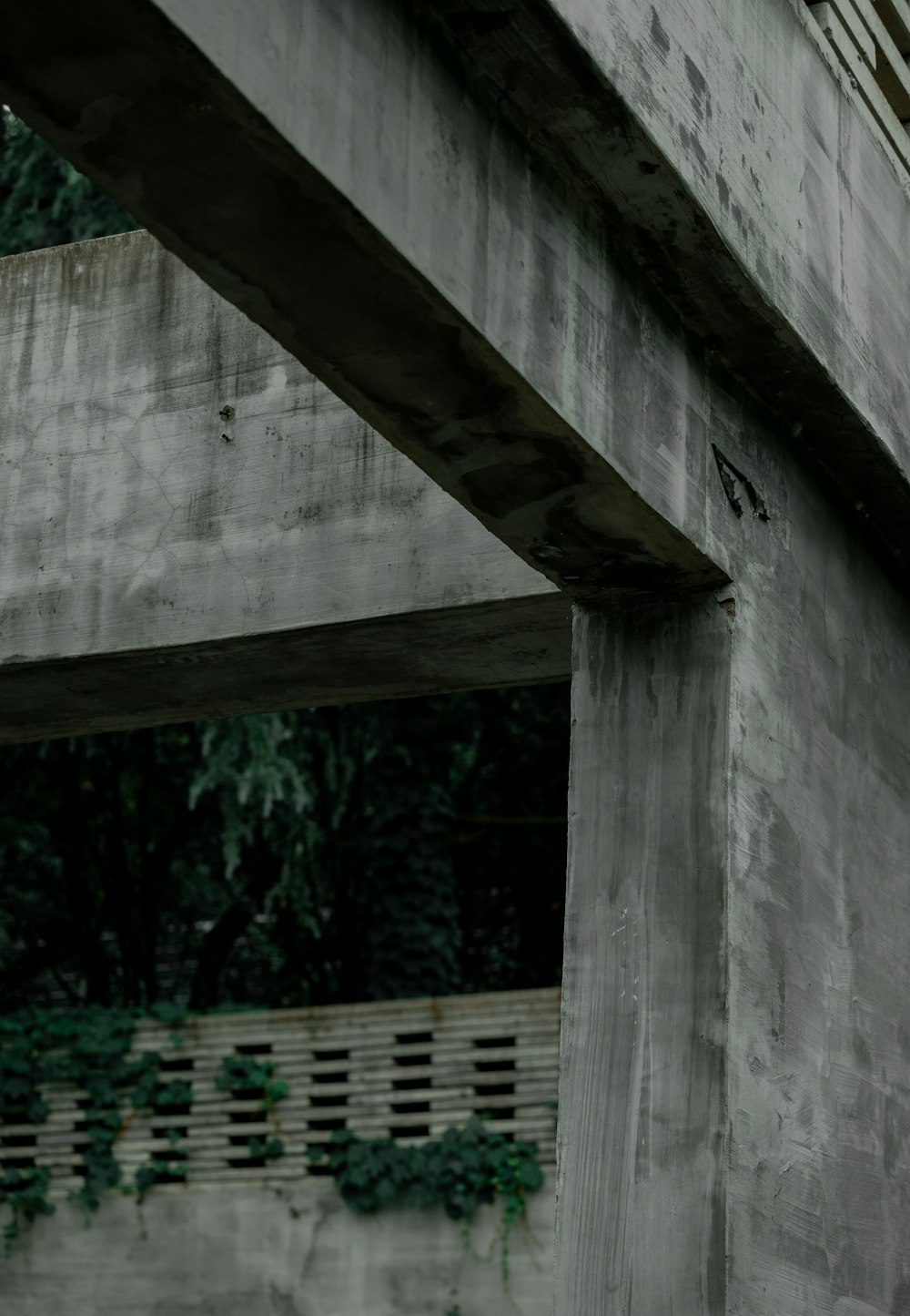 une horloge sur le côté d’un bâtiment en béton