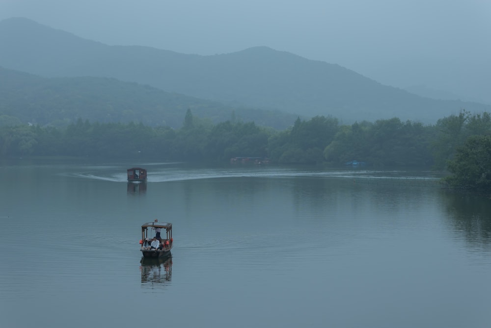 un petit bateau dans un grand plan d’eau