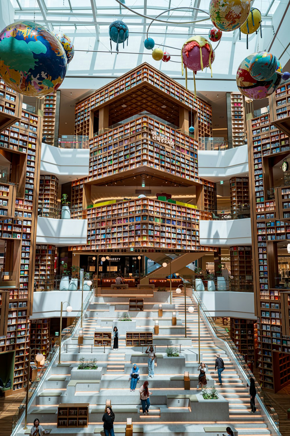 eine große Bibliothek mit vielen Büchern