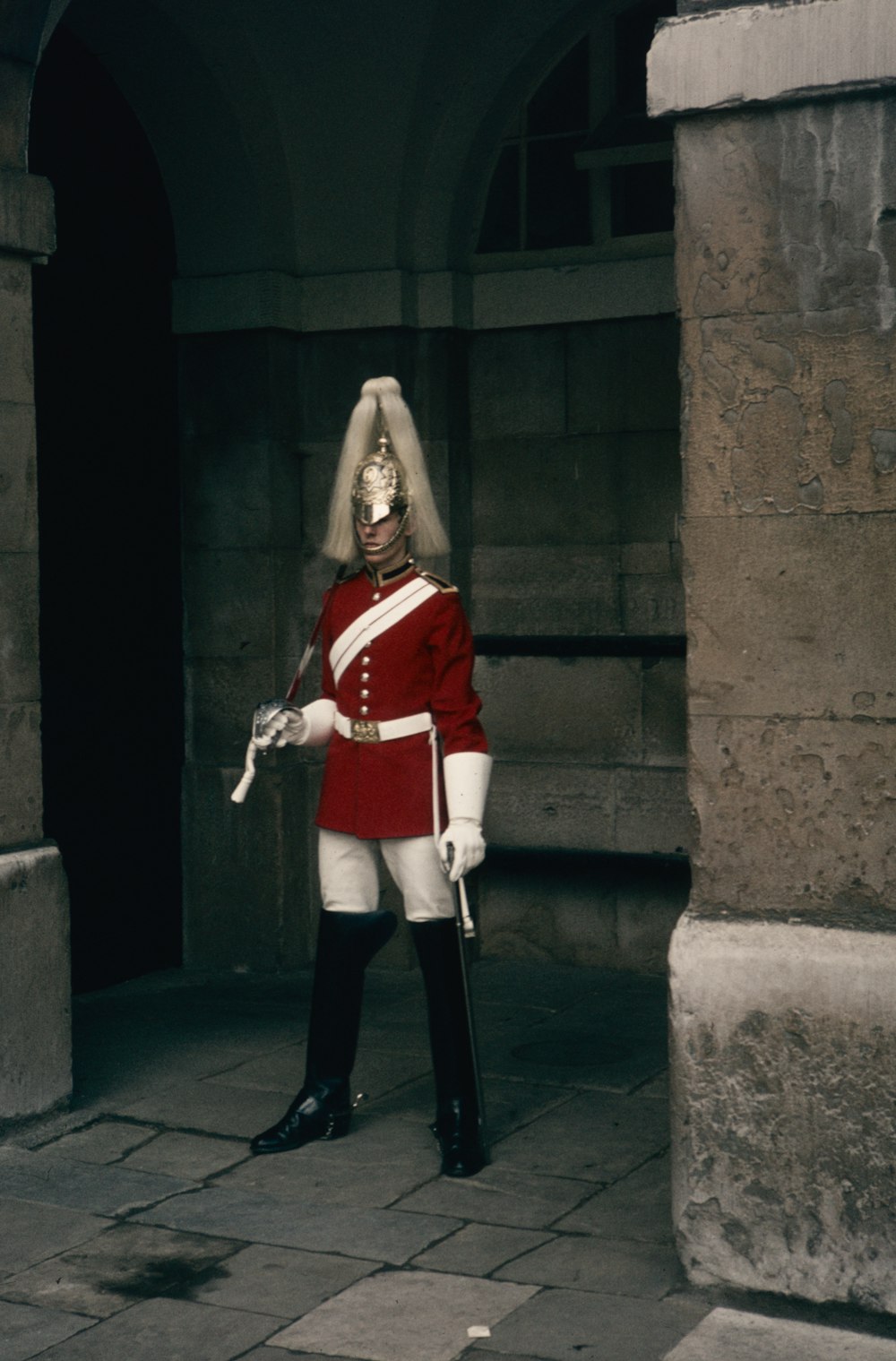 Un hombre con uniforme rojo parado en una puerta