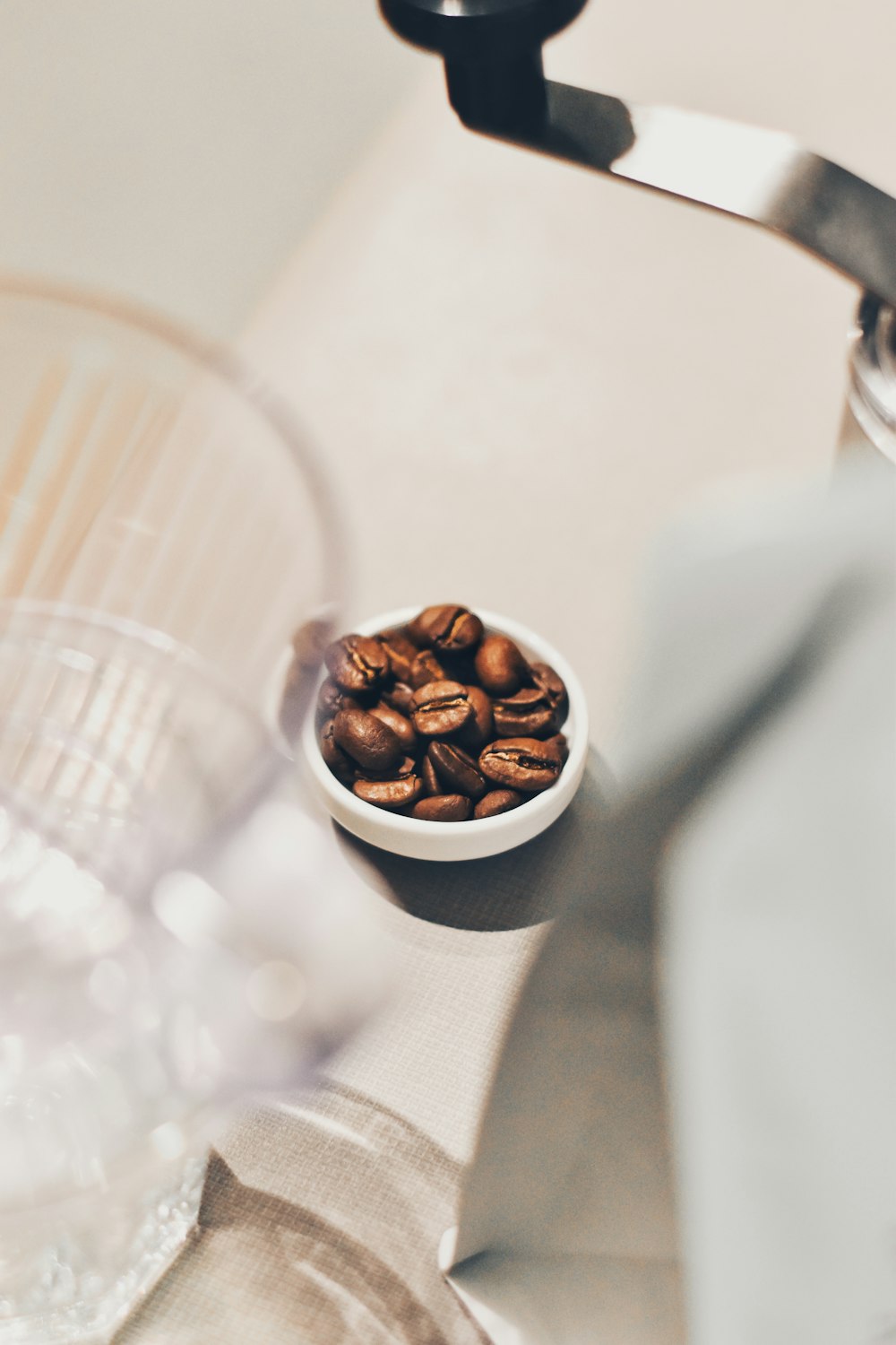 uma tigela de grãos de café sentada em cima de uma mesa