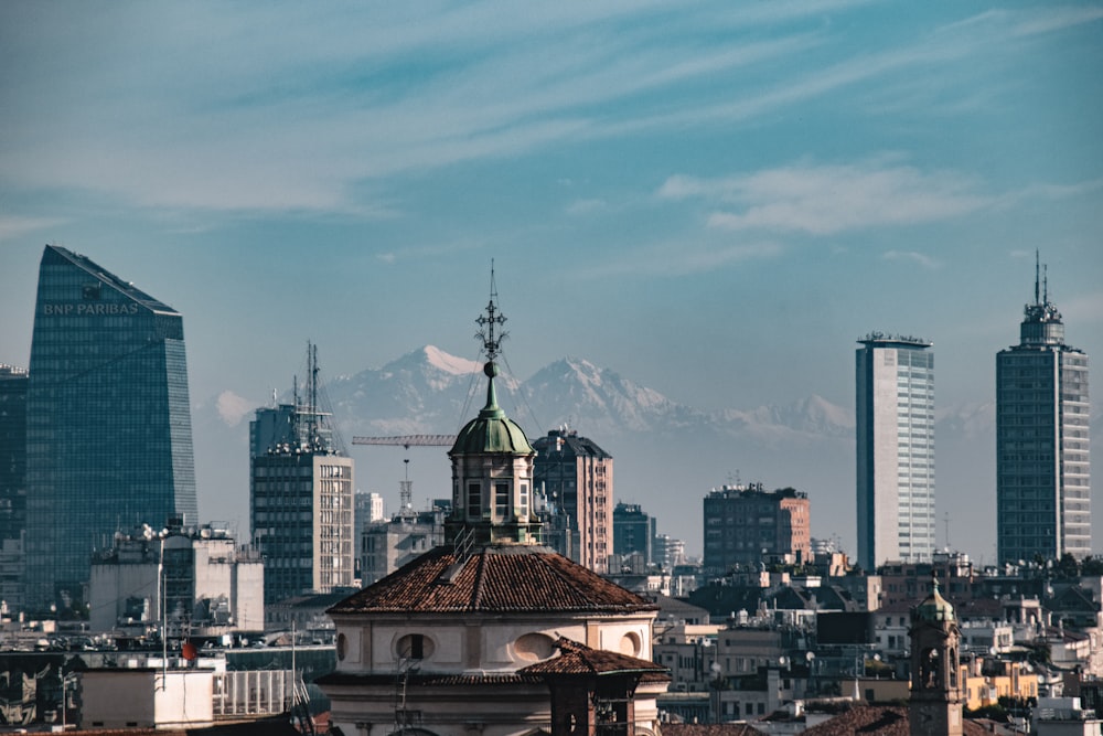 uma vista de uma cidade com edifícios altos