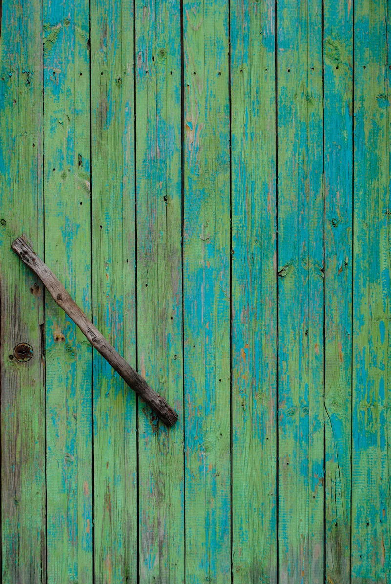 Portão de madeira pintado de verde