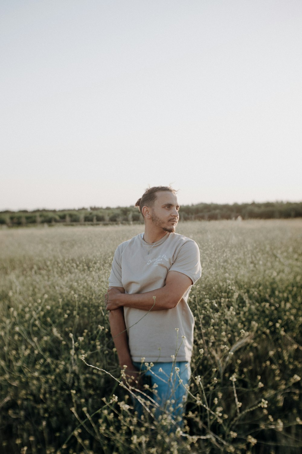 Ein Mann steht in einem Feld mit hohem Gras