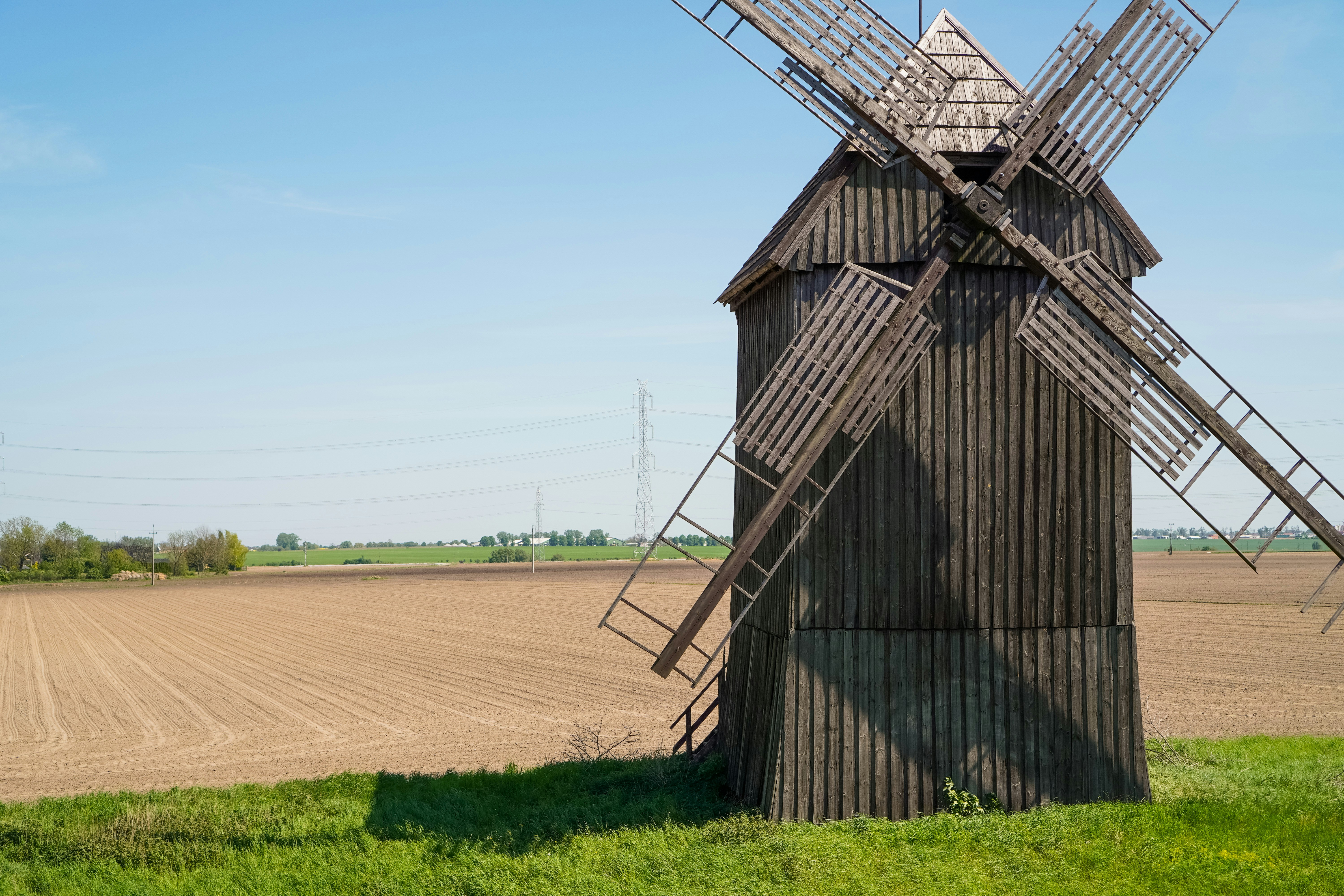 un mulino a vento in mezzo a un campo