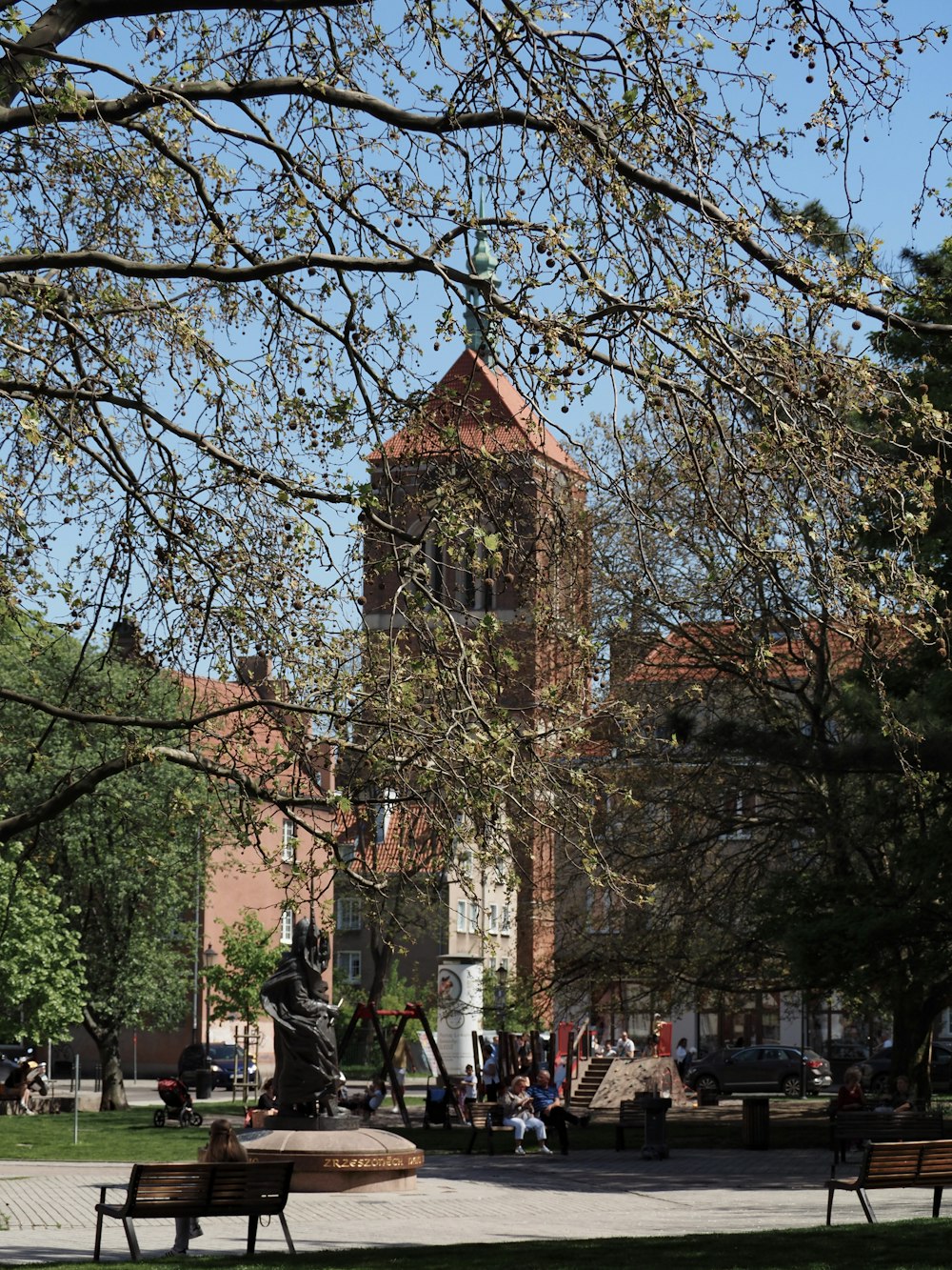 Un grande edificio con una torre dell'orologio sullo sfondo