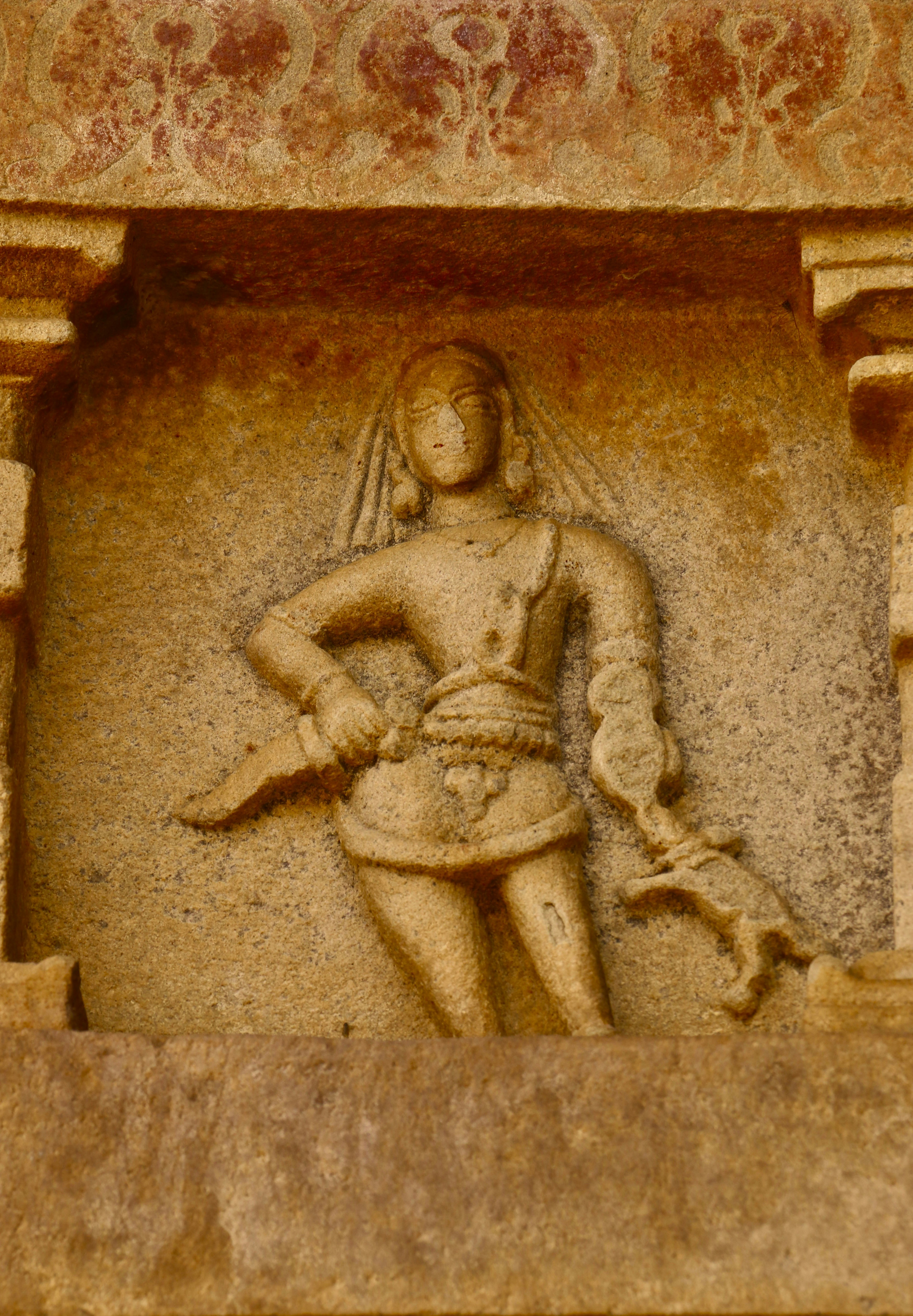 刀を持つ女性の像