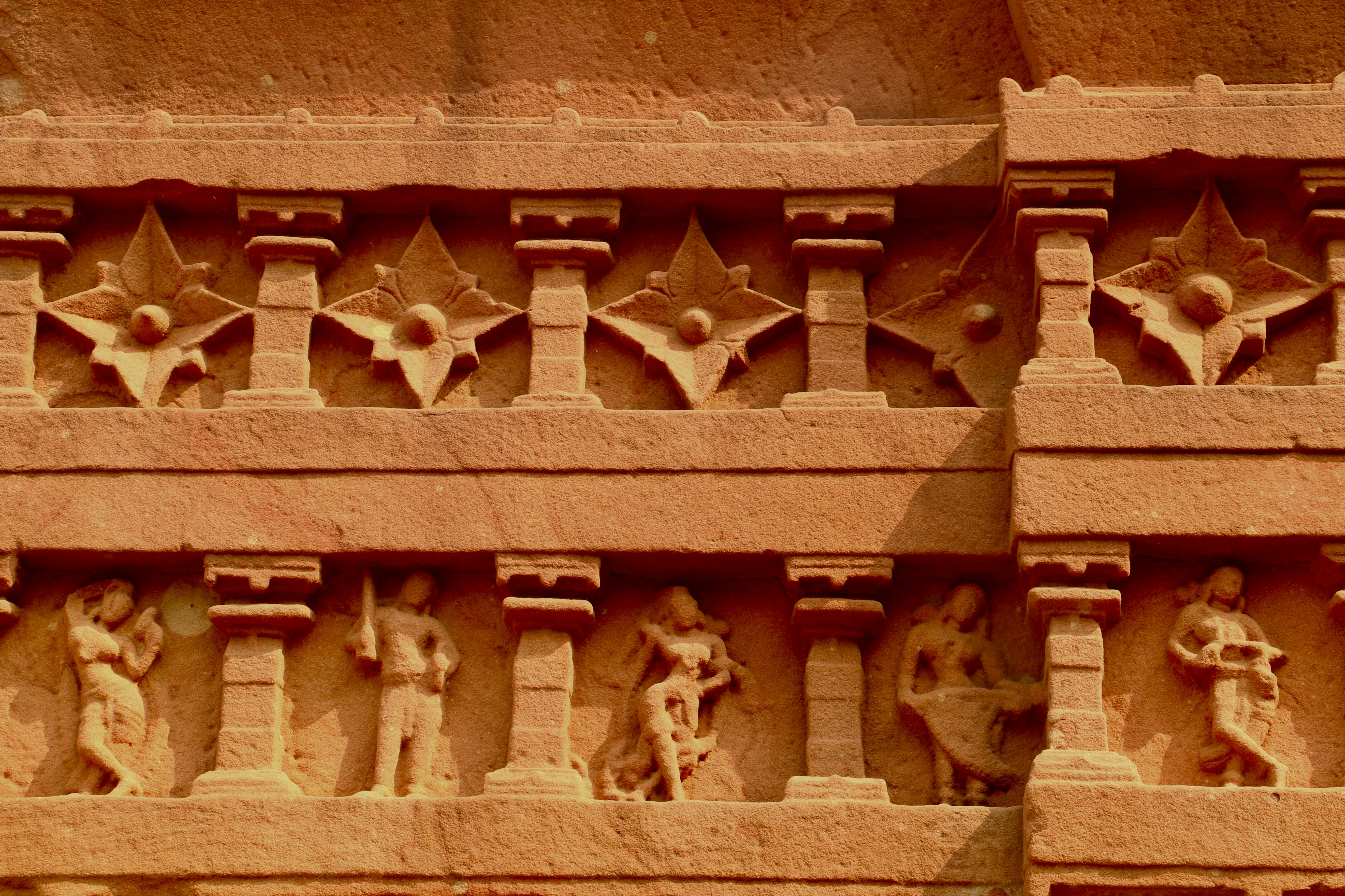 インドの建物の側面に彫られた彫刻