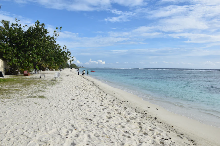 Weißer Sandstrand mit flachem, klarem Wasser auf den Gili-Inseln