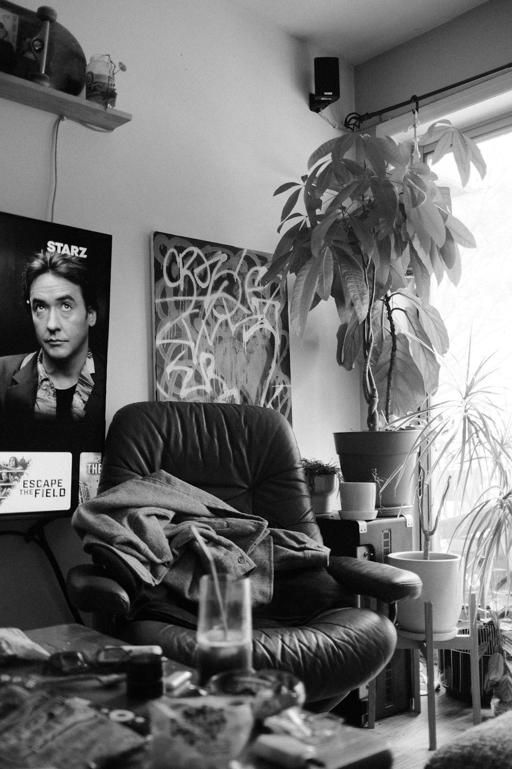 a black and white photo of a living room