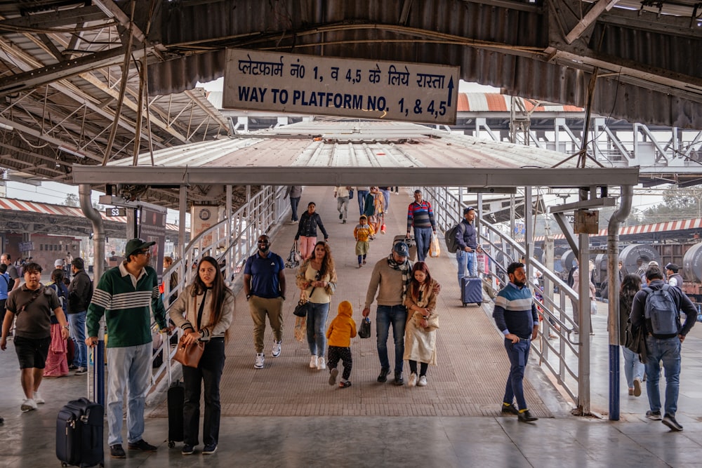 Un grupo de personas de pie en un andén en una estación de tren