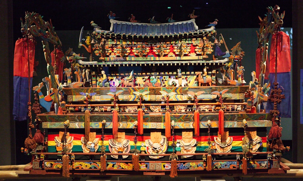 Uma exibição de decorações asiáticas em um museu