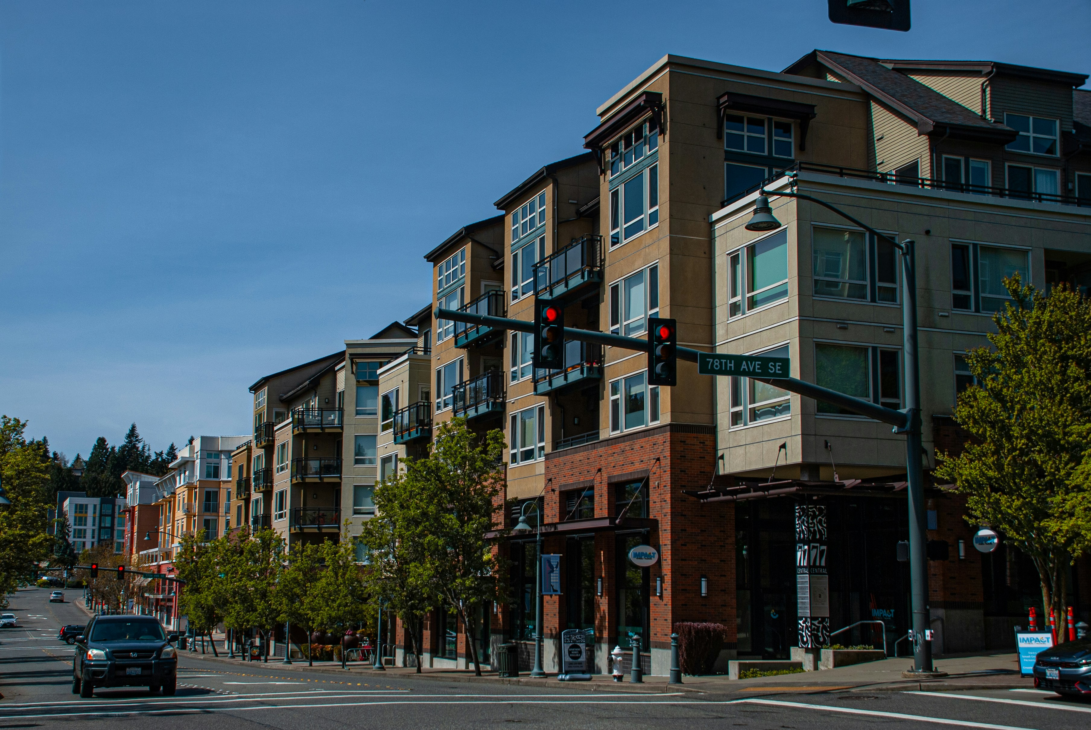 a car is stopped at a red light on a city street