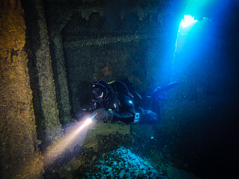 a scuba in the water with a flashlight
