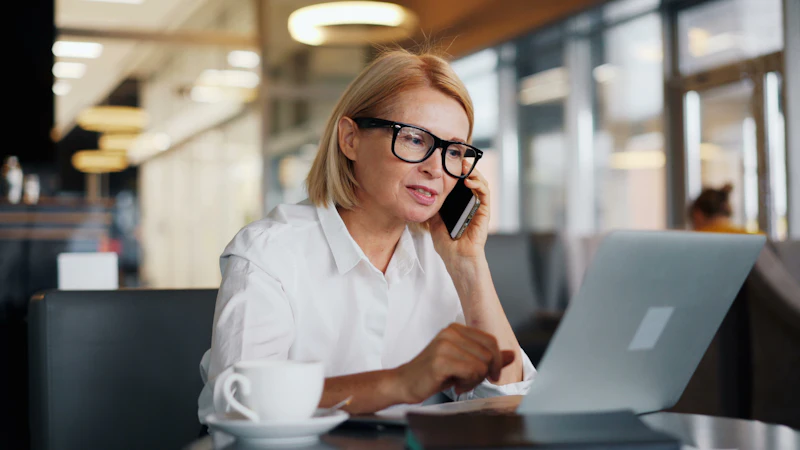 Une consultante au téléphone devant son ordinateur