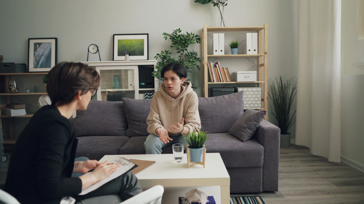 Begeleider en cliënt in gesprek in de woonkamer