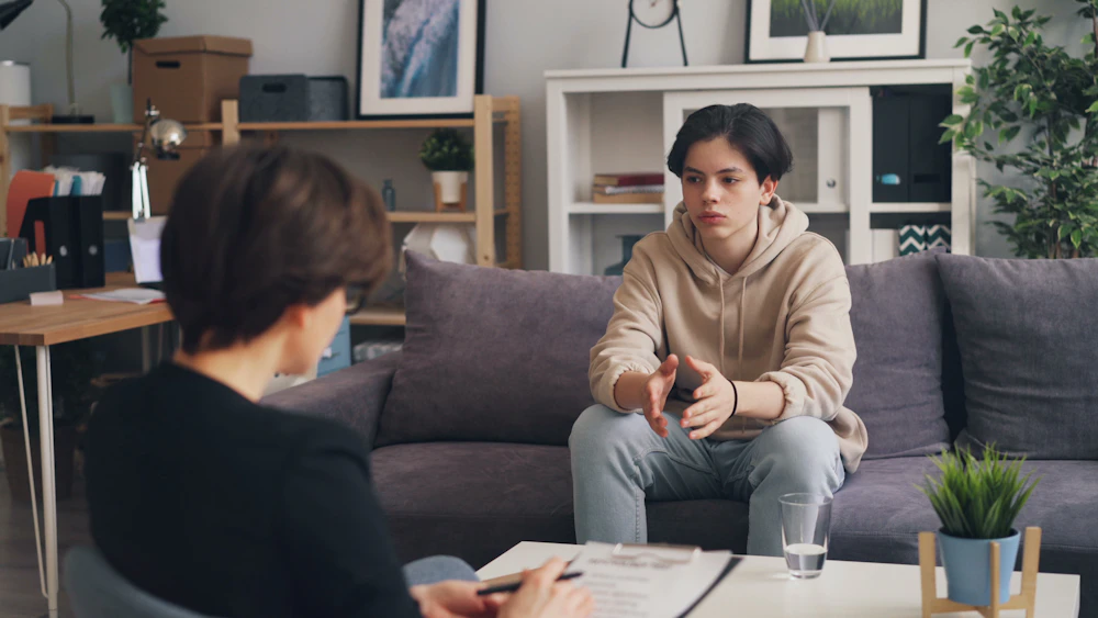 Psicóloga en sesión con su paciente en el consultorio