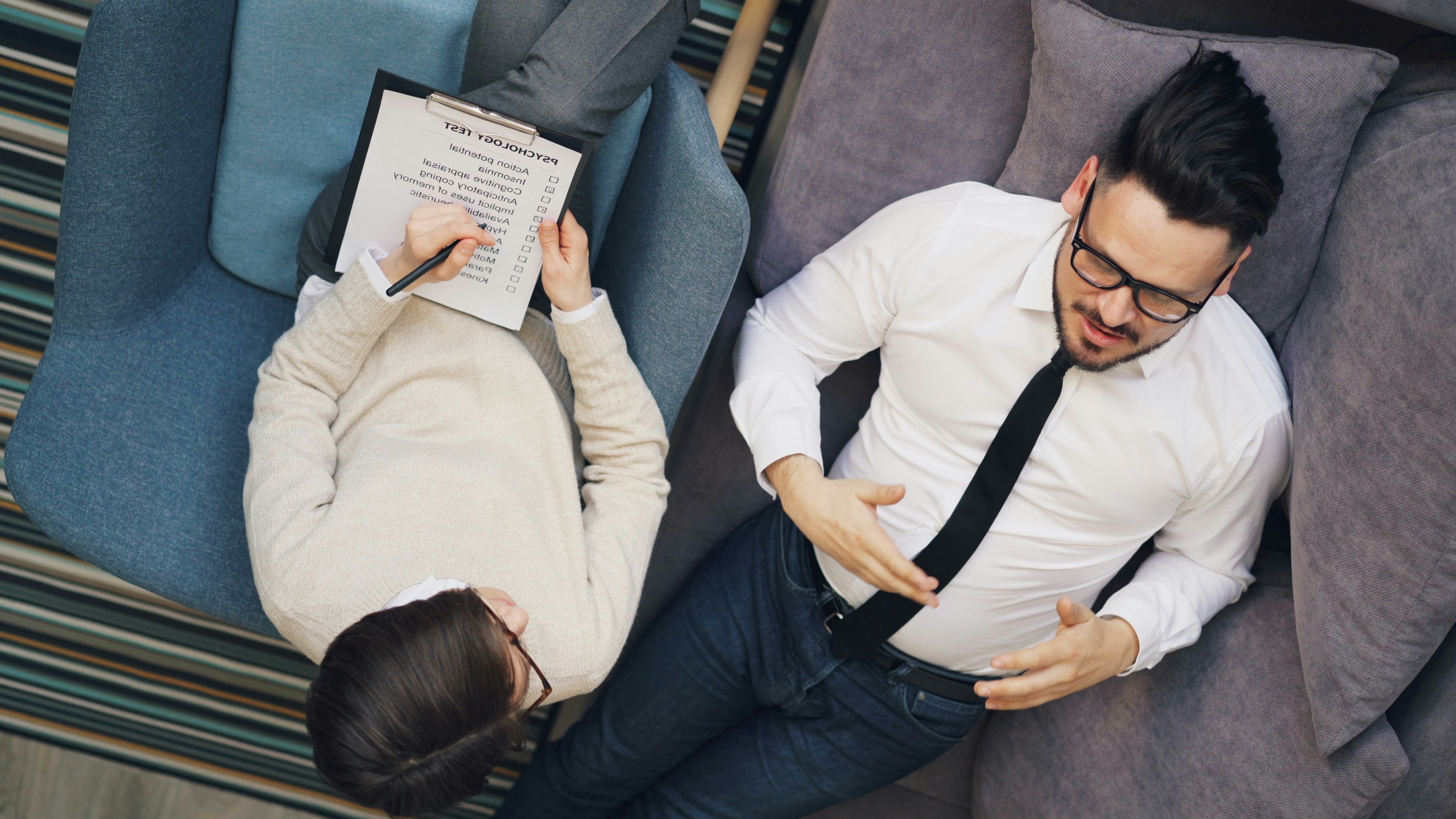 therapist and patient in counseling session dual diagnosis