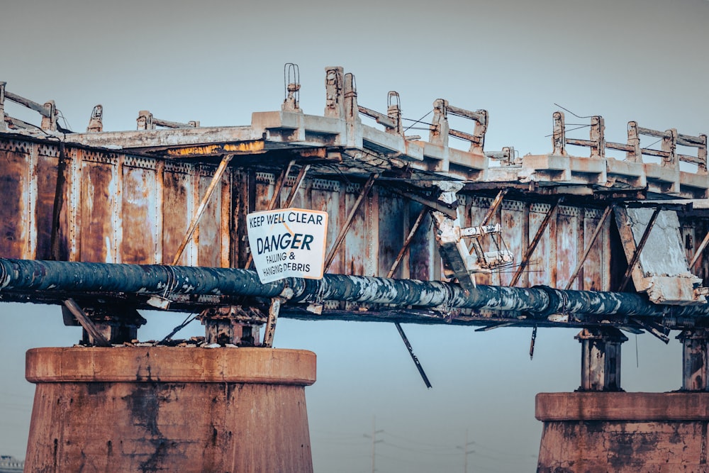 Un viejo puente con un letrero