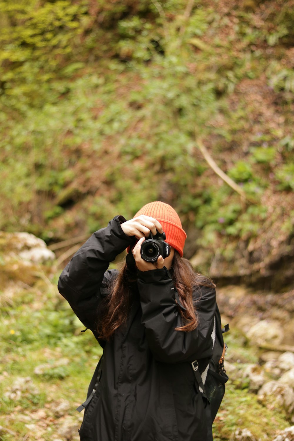 una mujer tomando una foto con una cámara