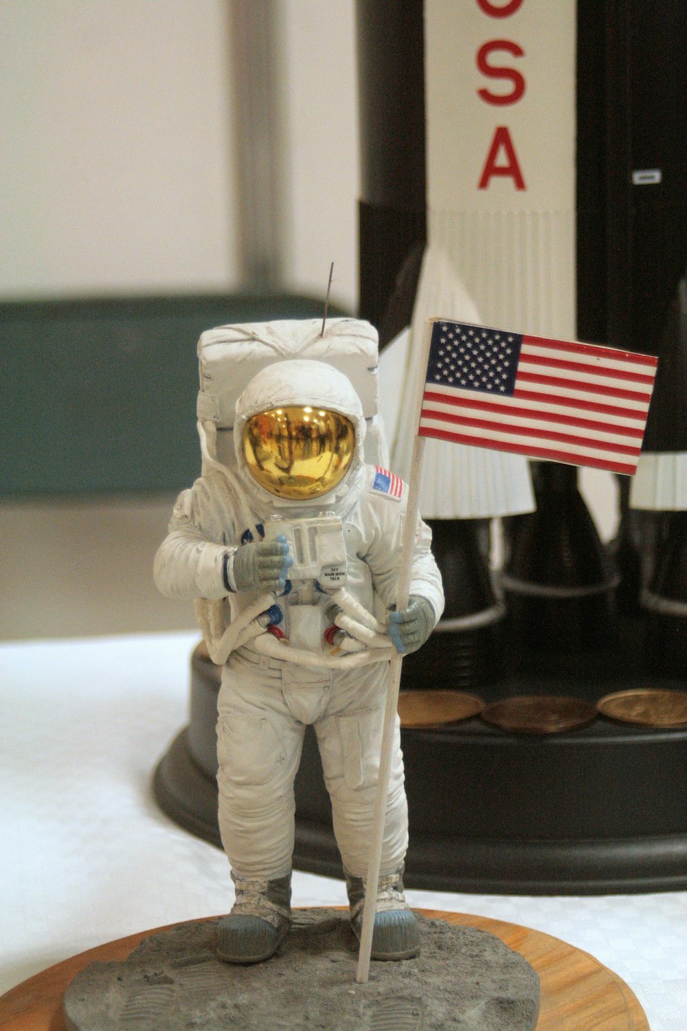 Una estatua de un astronauta sosteniendo una bandera