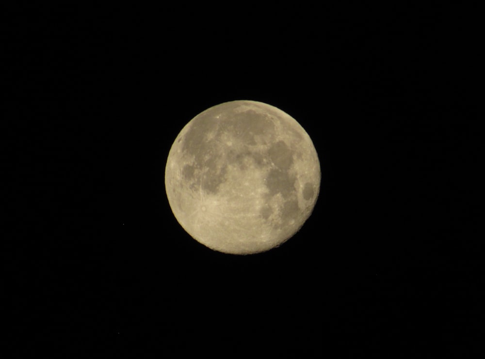 si vede una luna piena nel cielo scuro