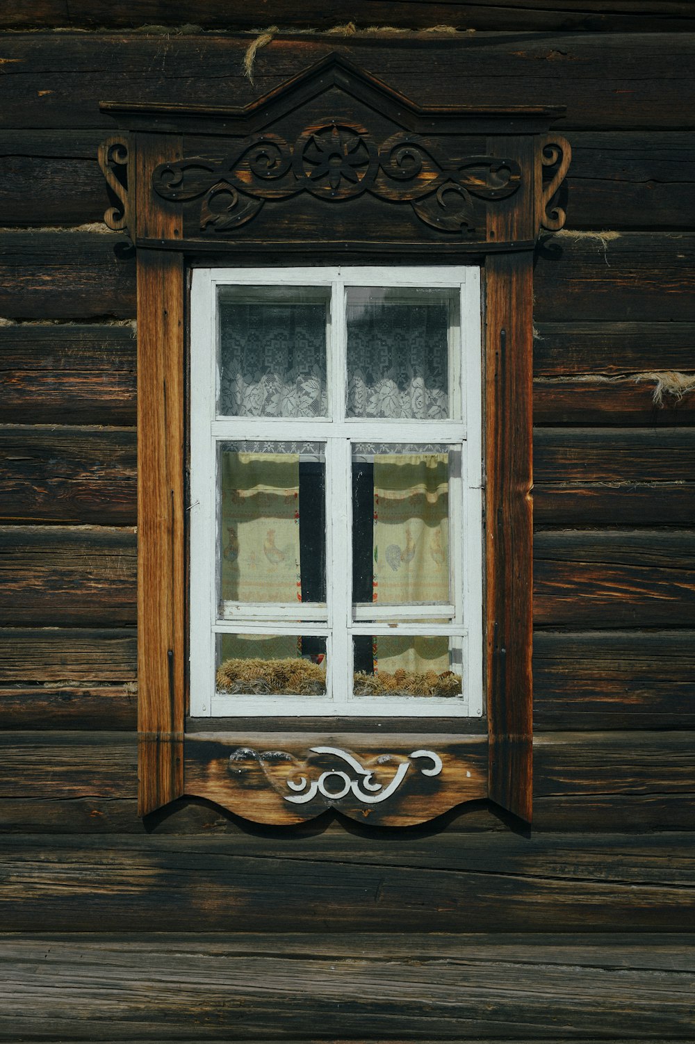 창틀이 있는 나무 벽의 창문