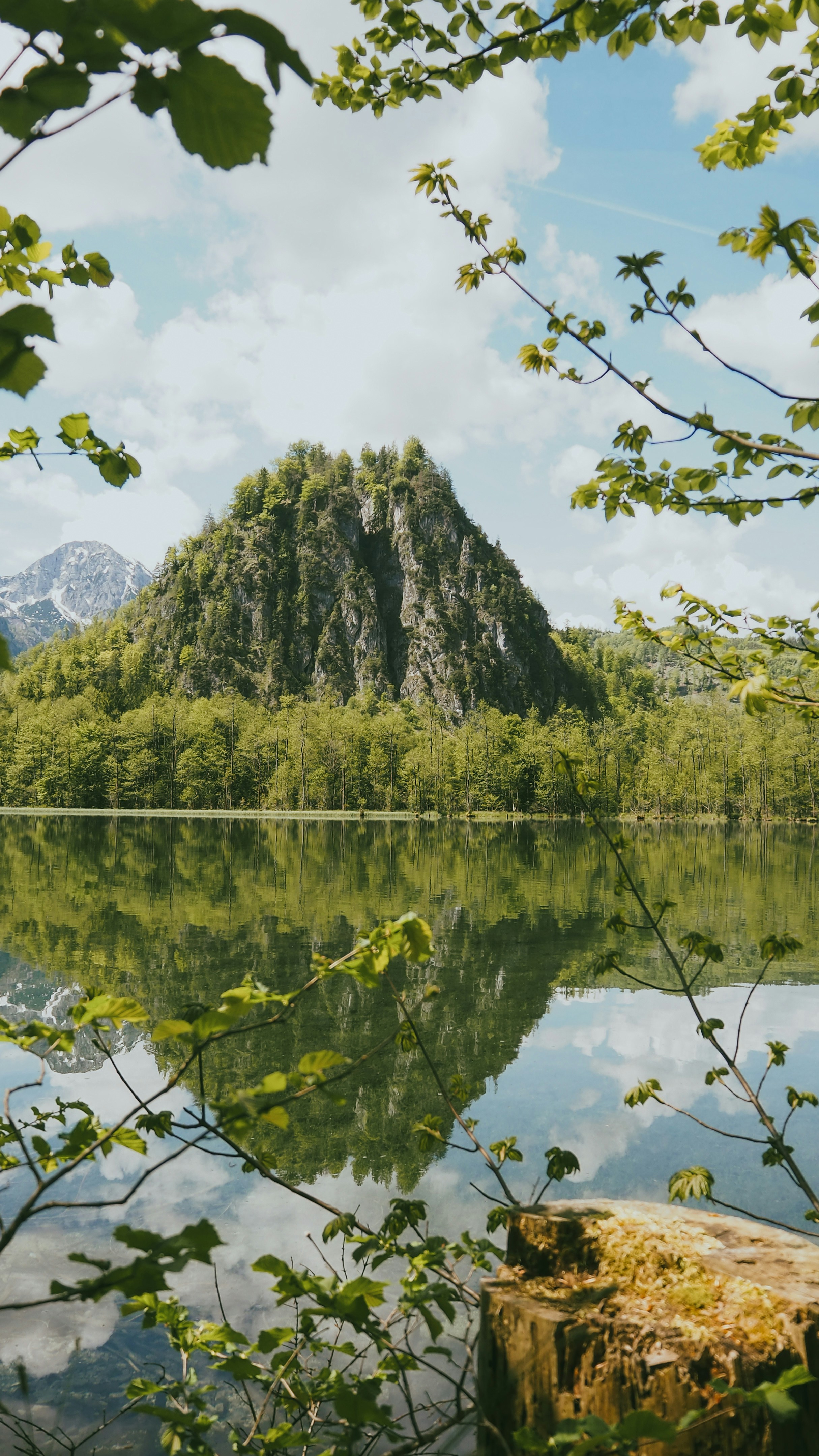 um lago com uma montanha ao fundo