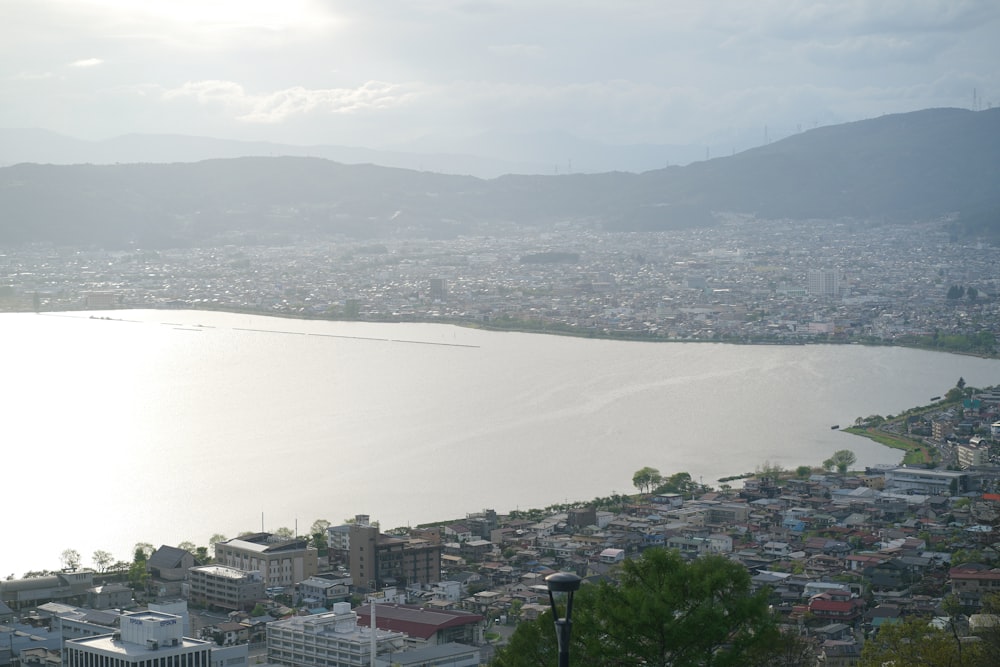 uma grande massa de água cercada por uma cidade