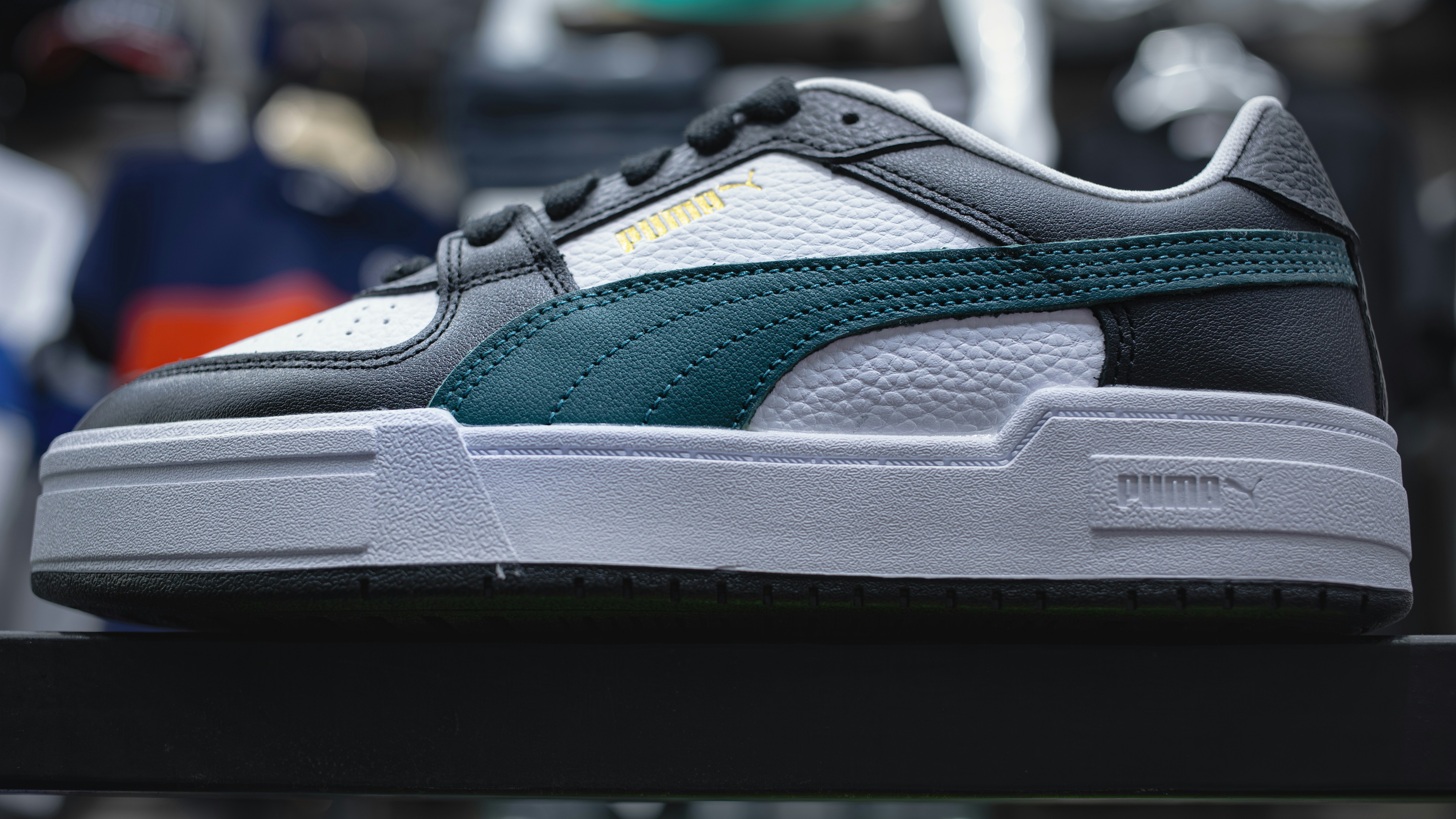 un gros plan d’une chaussure sur une table