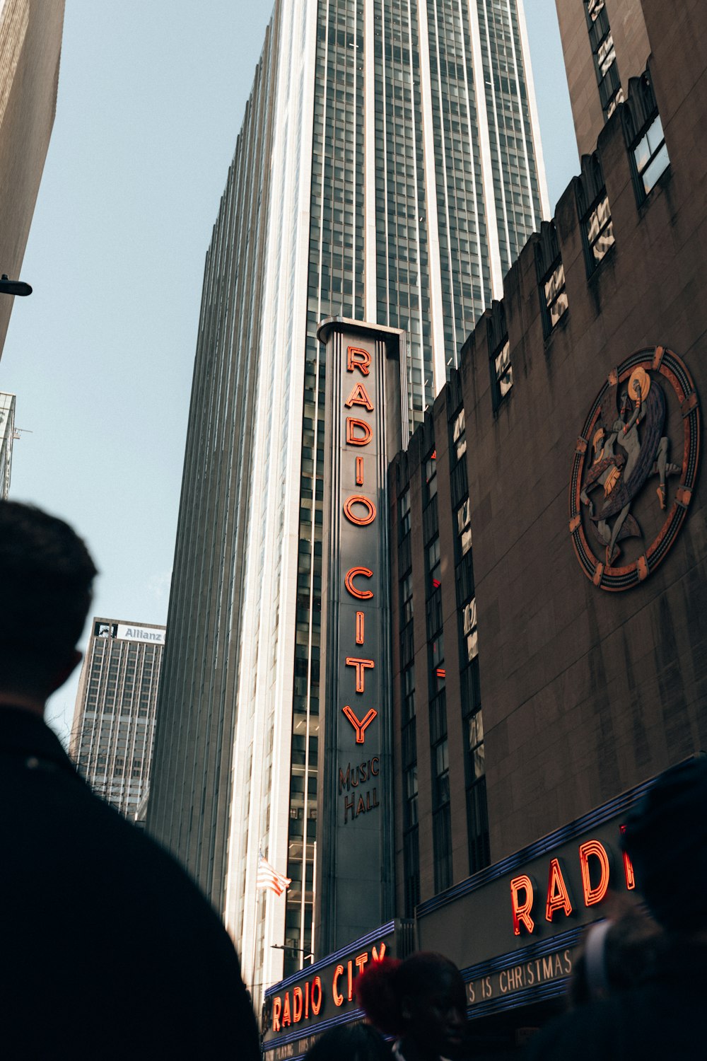 un grand bâtiment avec un panneau Radio City sur le côté