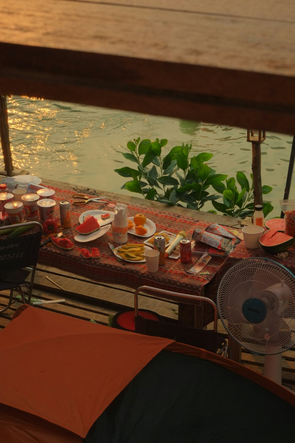 水域の隣に食べ物が置かれたテーブル