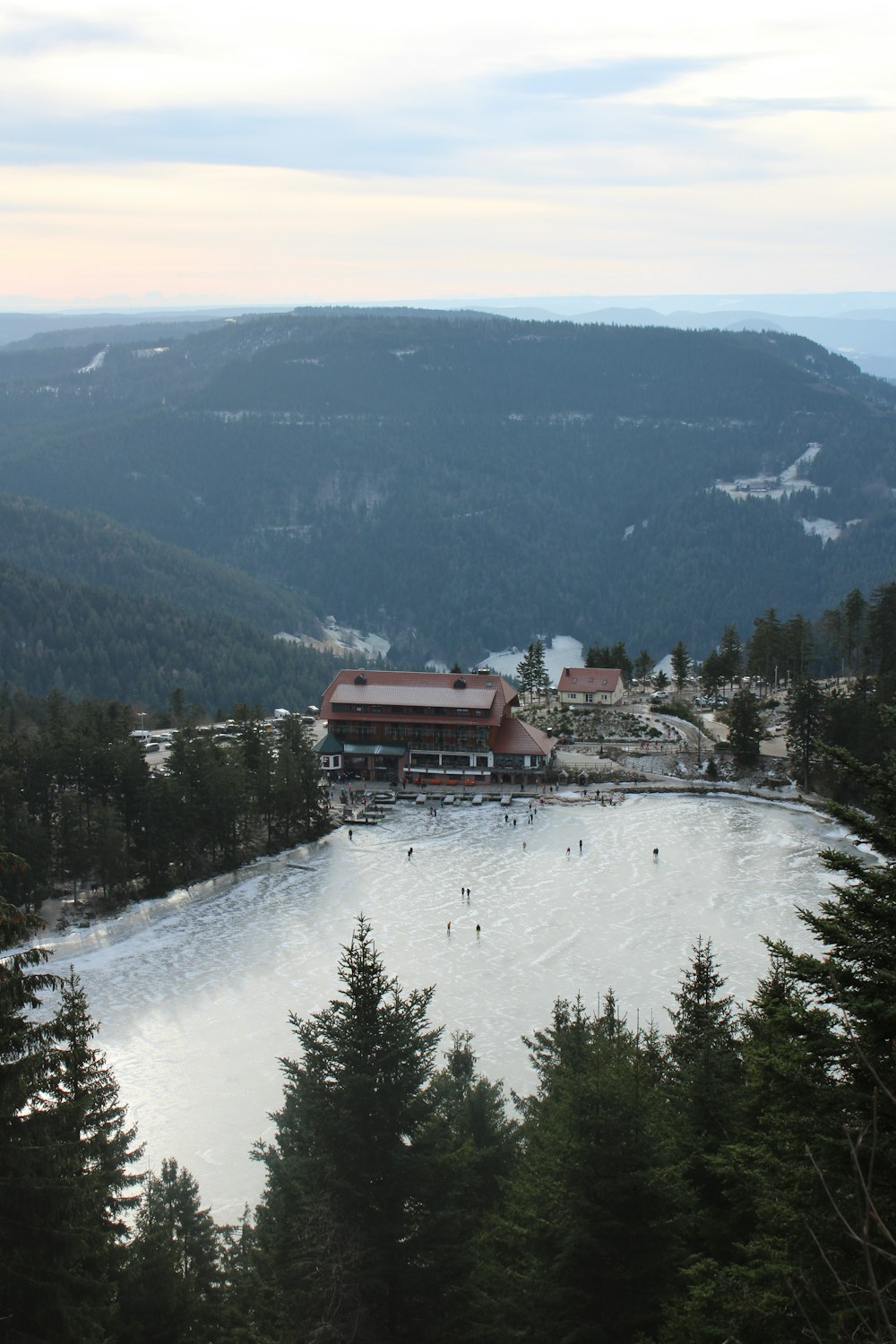 Blick auf ein Skigebiet von einem Hügel aus