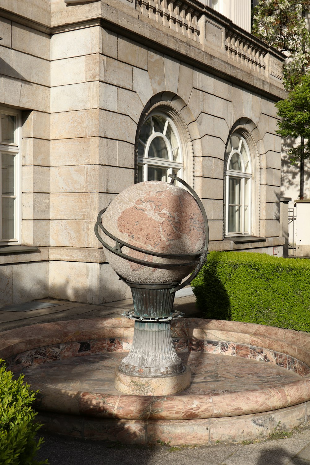 une fontaine en pierre devant un bâtiment