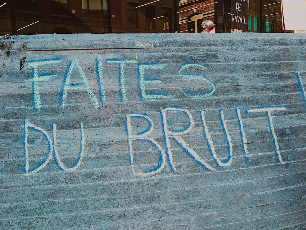 a sign that says fattes du bruit on it