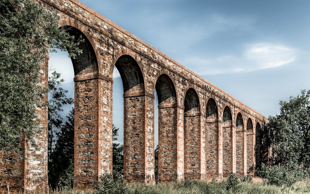 un vieux pont en briques avec des arches et des arches