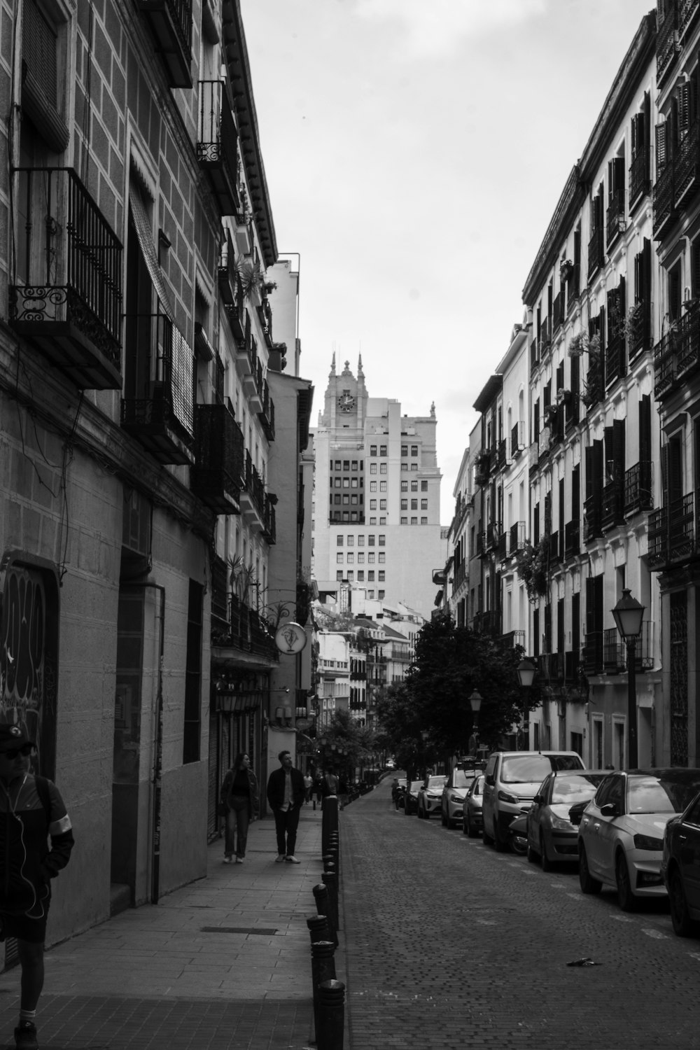 a black and white photo of a city street