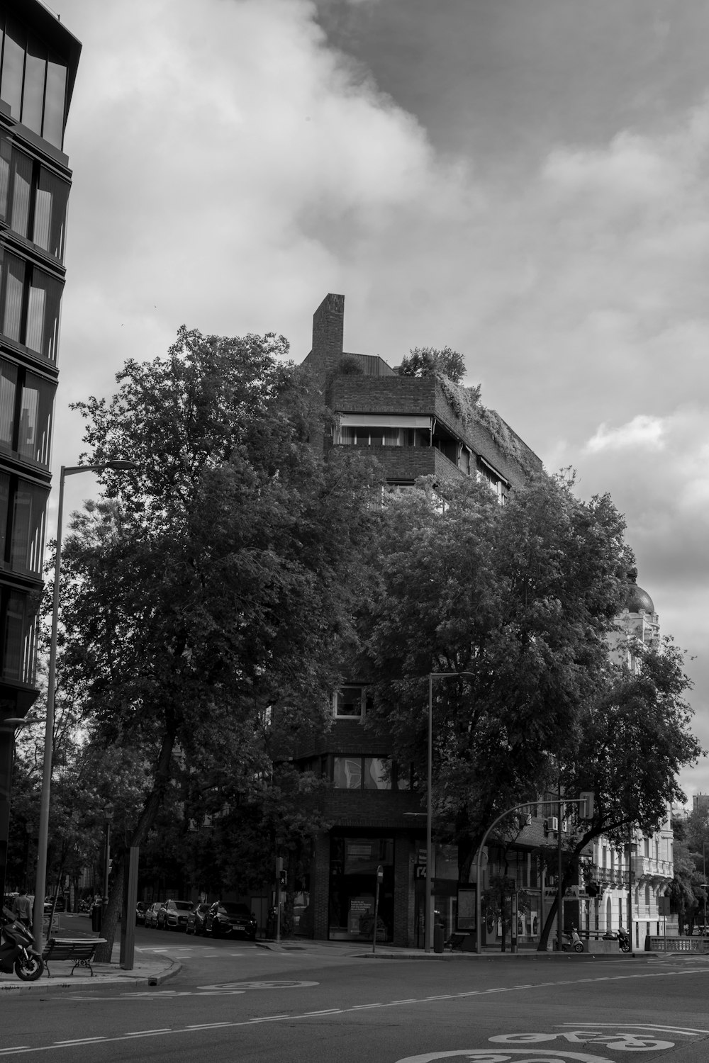 a black and white photo of a city street