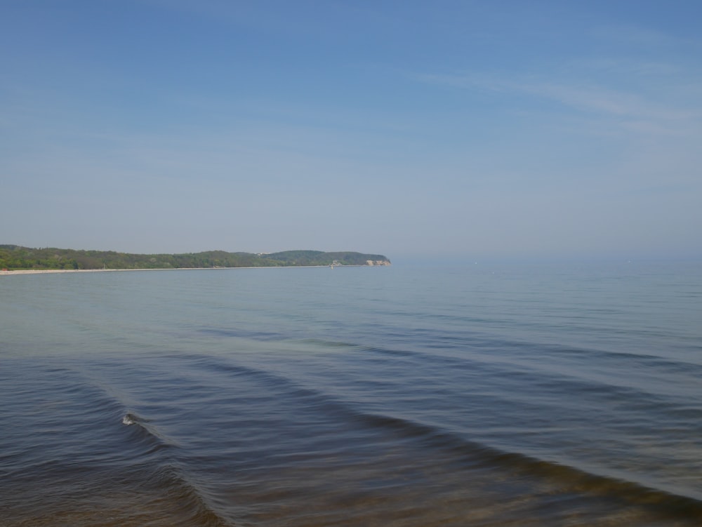 un plan d’eau avec une petite île au loin