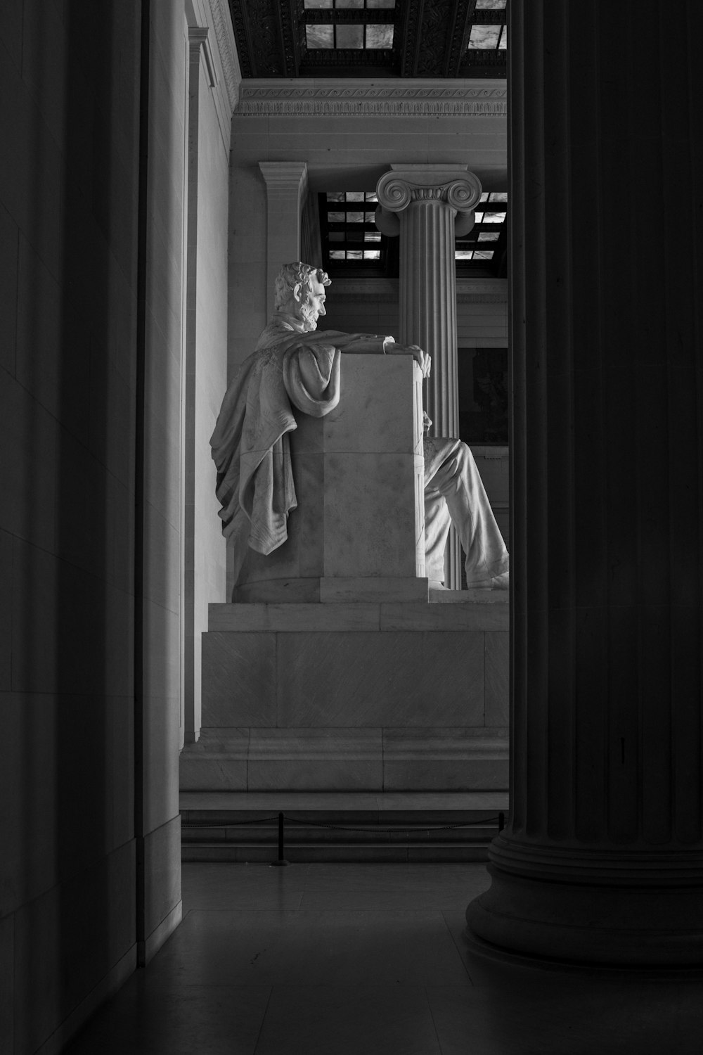 a black and white photo of the lincoln memorial